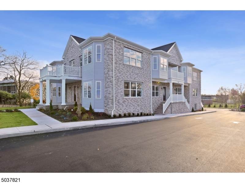 344 Plainfield Ave - Photo 1