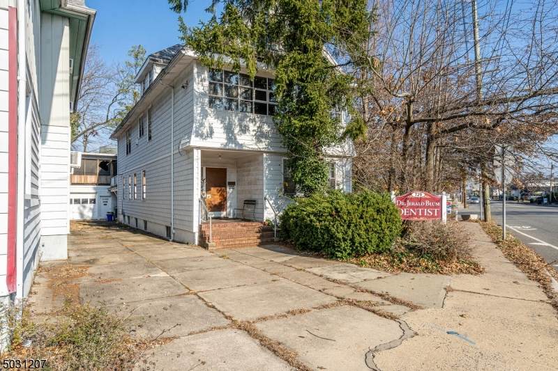 729 Raritan Ave - Photo 1