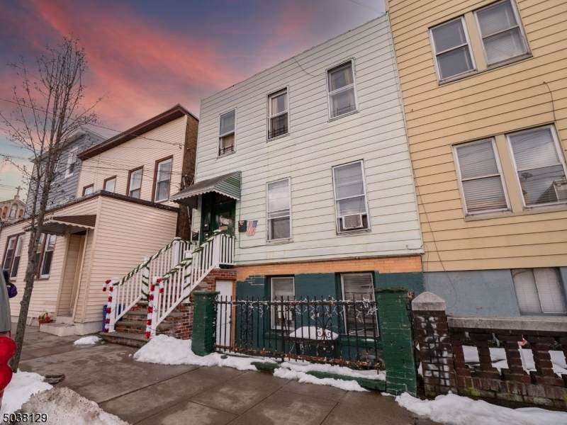 709 8TH ST - Photo 1