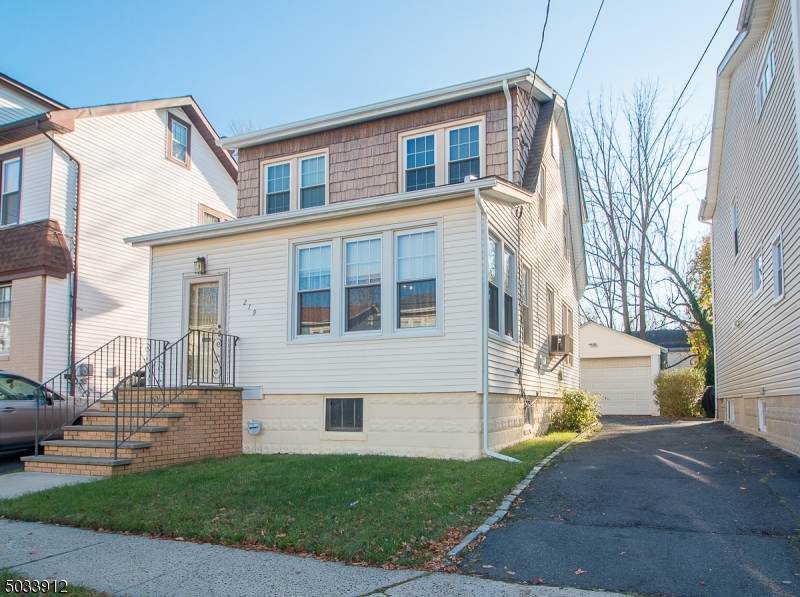 219 Laurel Ave - Photo 1
