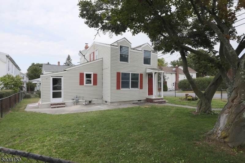 302 Oak St - Photo 1