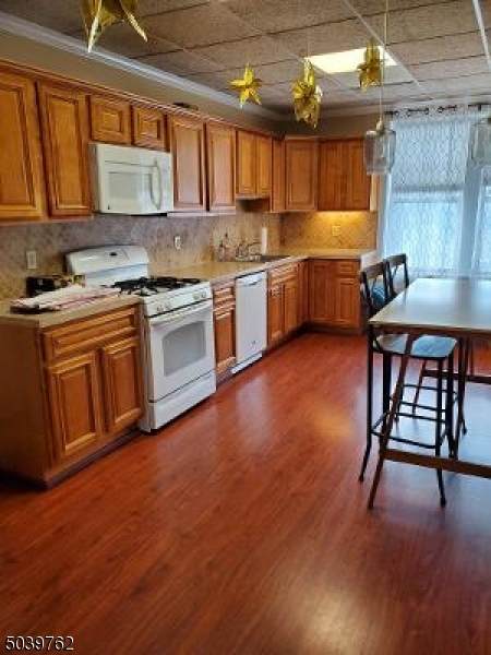 180 Kingsland St - Photo 1