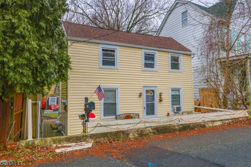 632 Warren St - Photo 1