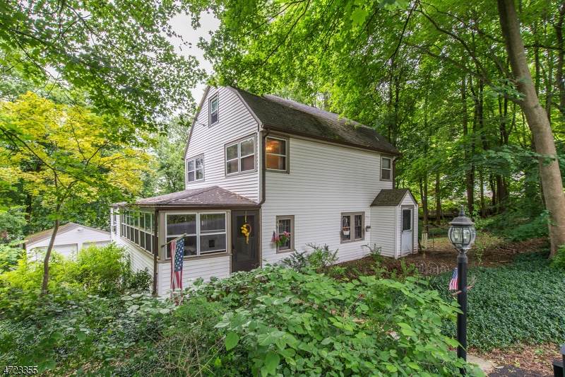 17 Gates Ave - Photo 1