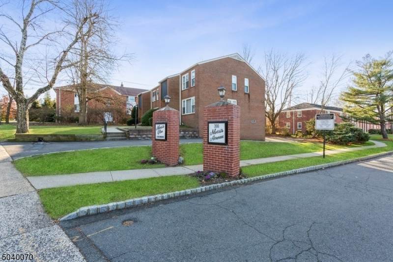 390 Morris Ave - Photo 1