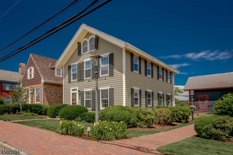 19 Murray Hill Sq - Photo 1