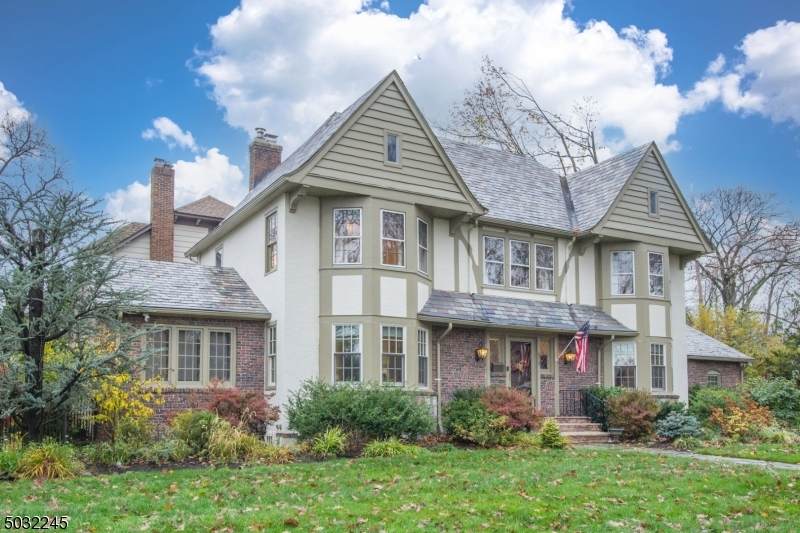 572 Ridgewood Ave - Photo 1