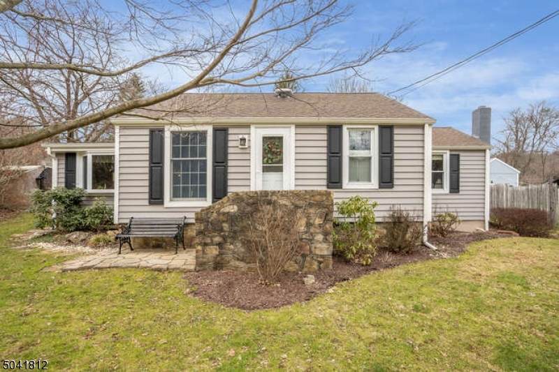 112 Hillside Ter - Photo 1