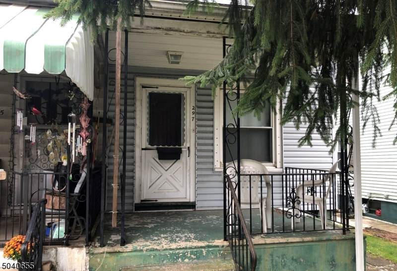 297 Irwin St - Photo 1