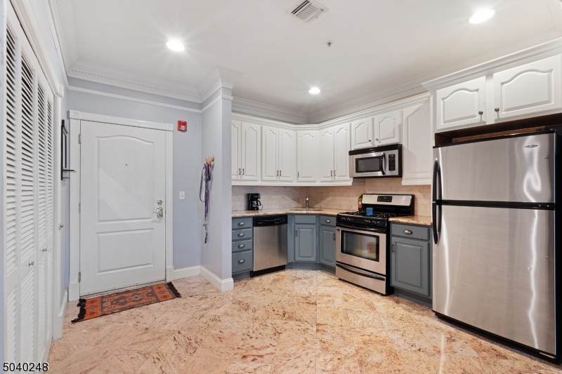 411 Chestnut St - Photo 1