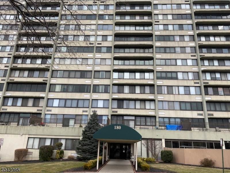 180 Lafayette Ave - Photo 1