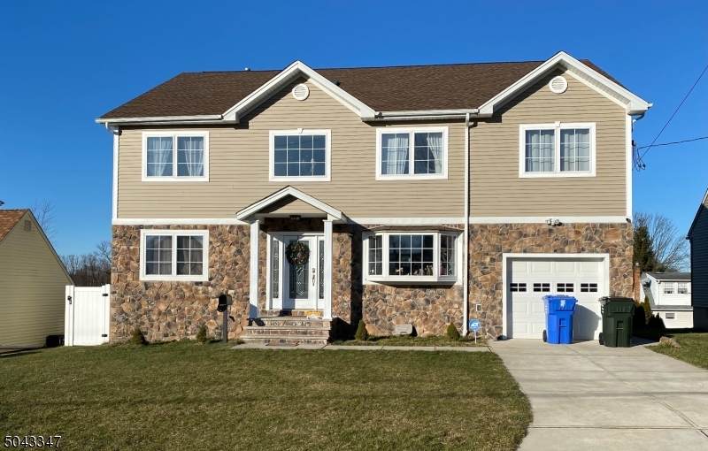 33 Pine Tree Dr - Photo 1