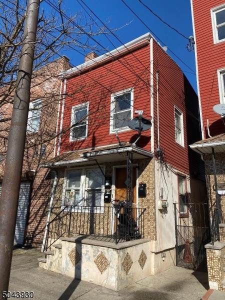 204 Chestnut St - Photo 1