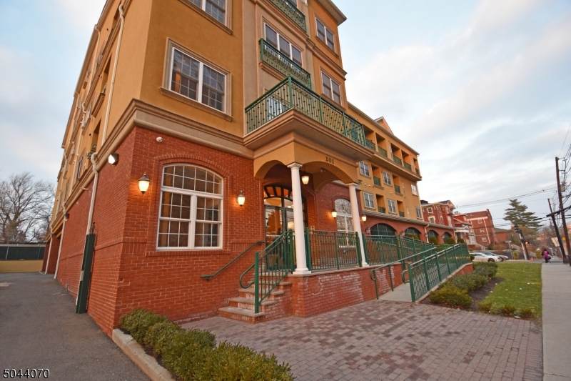 201 W Jersey St - Photo 1
