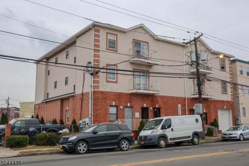 210 Trumbull St - Photo 1