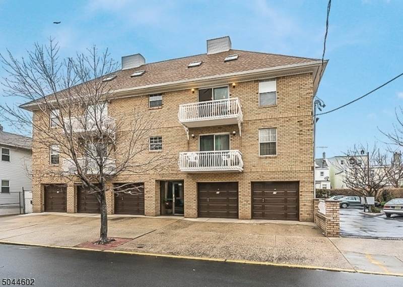 272 Walnut St - Photo 1