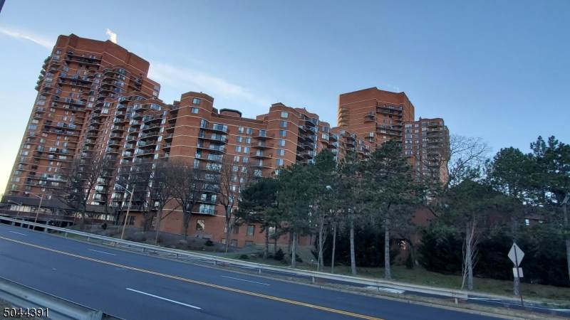 224 Harmon Cove Tower - Photo 1