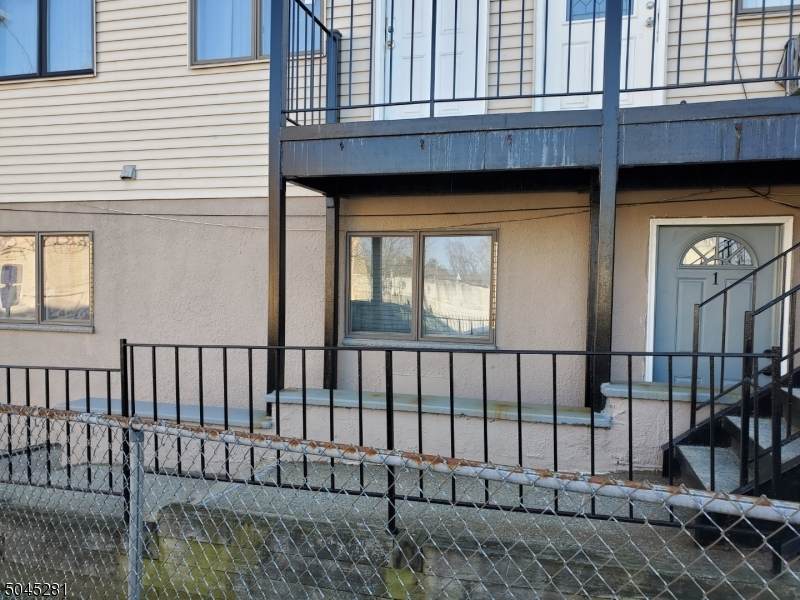 595 Main St - Photo 1