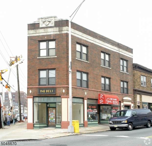 1144 E Grand St - Photo 1