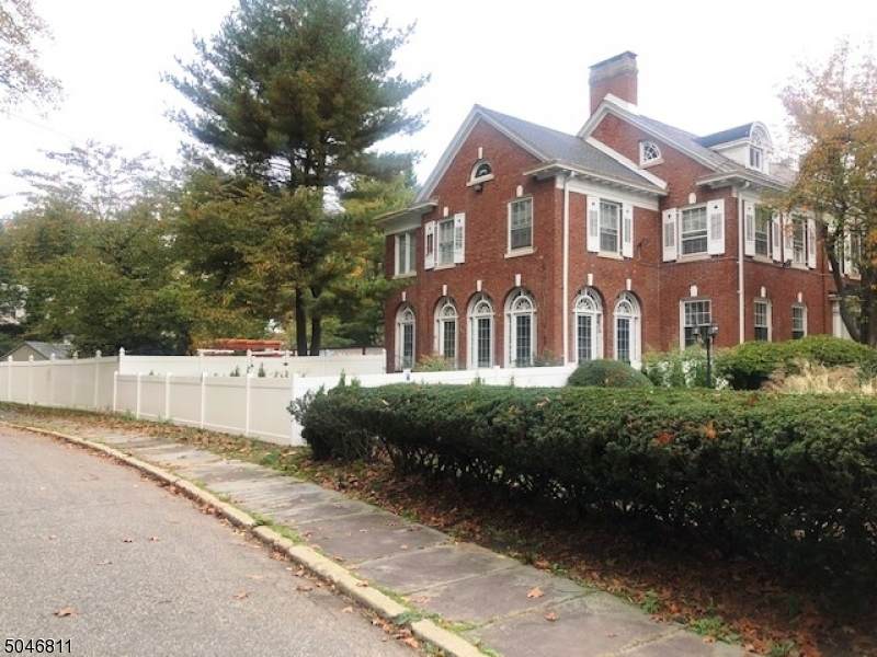 715 Berkeley Ave - Photo 1