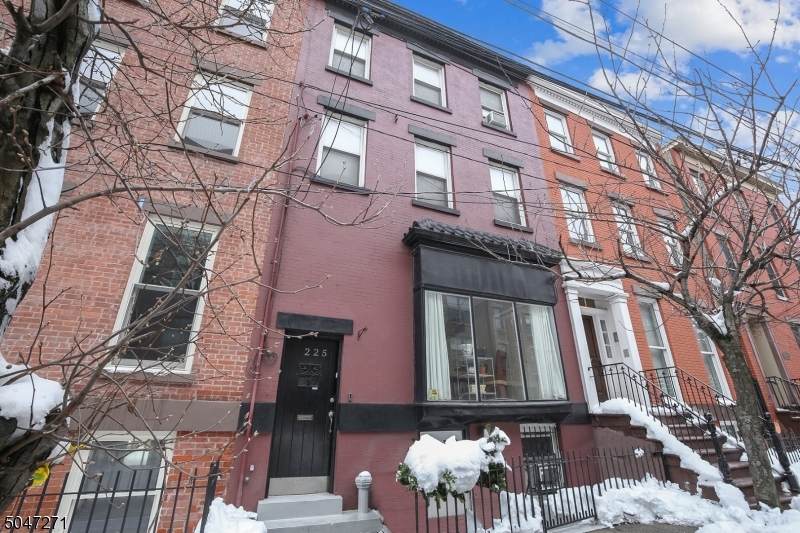 225 Montgomery St - Photo 1