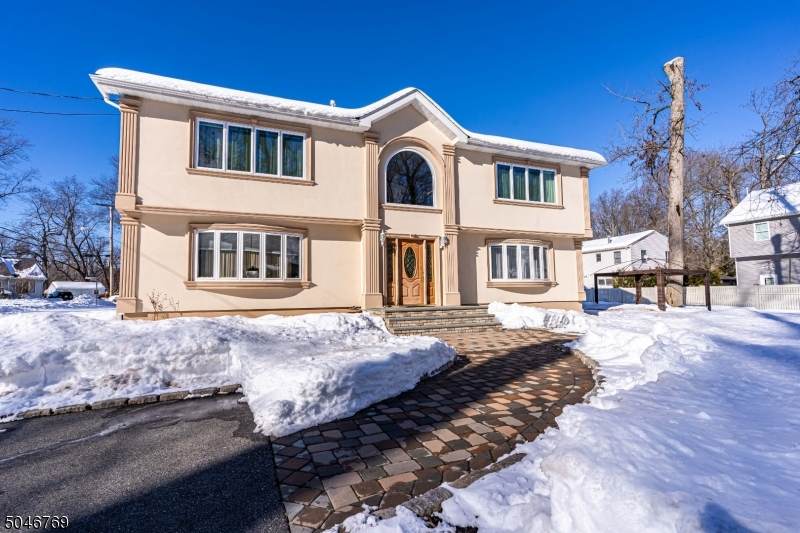 10 Kent Ave - Photo 1