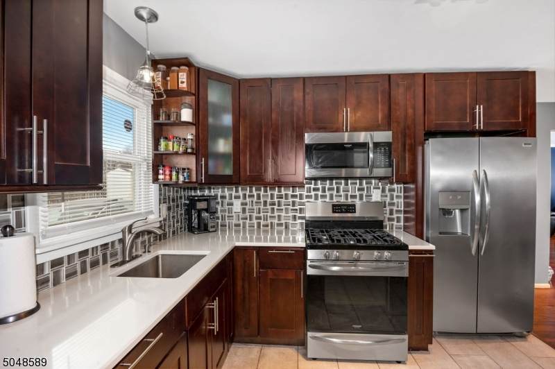 1464 Leslie St - Photo 1