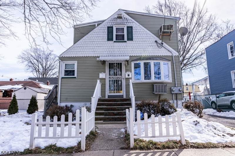 832 E Henry St - Photo 1