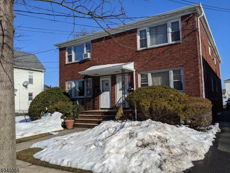 927 Jackson Ave - Photo 1