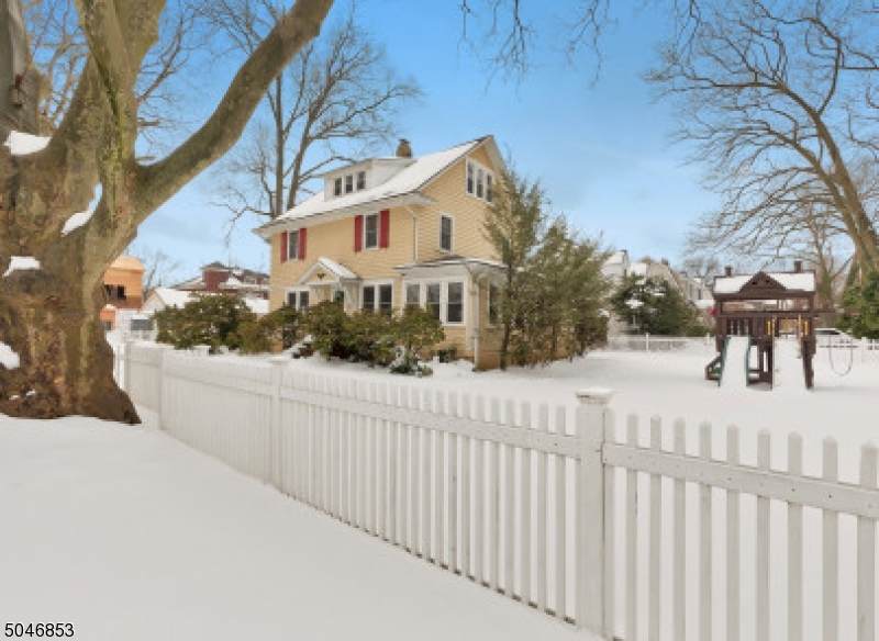 558 Arlington Ave - Photo 1