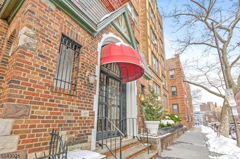 340 Fairmount Ave - Photo 1
