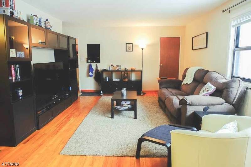 10 Colonial Dr - Photo 1