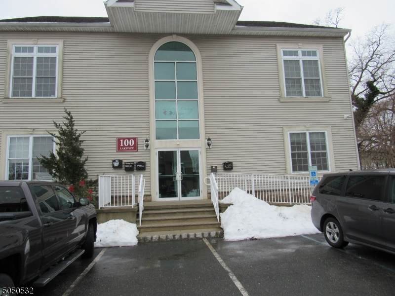 100 Lakeview Dr - Photo 1