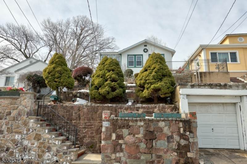 195 Adelaide St - Photo 1
