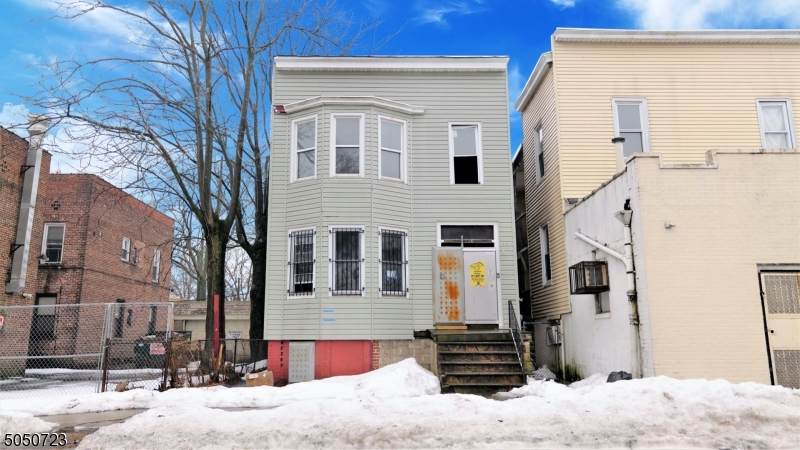 205 Tremont Ave - Photo 1
