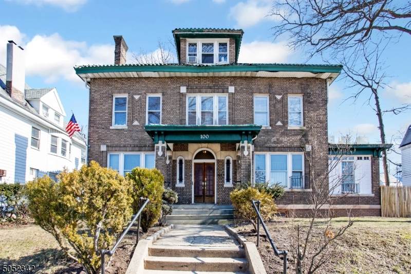 100 S Munn Ave - Photo 1