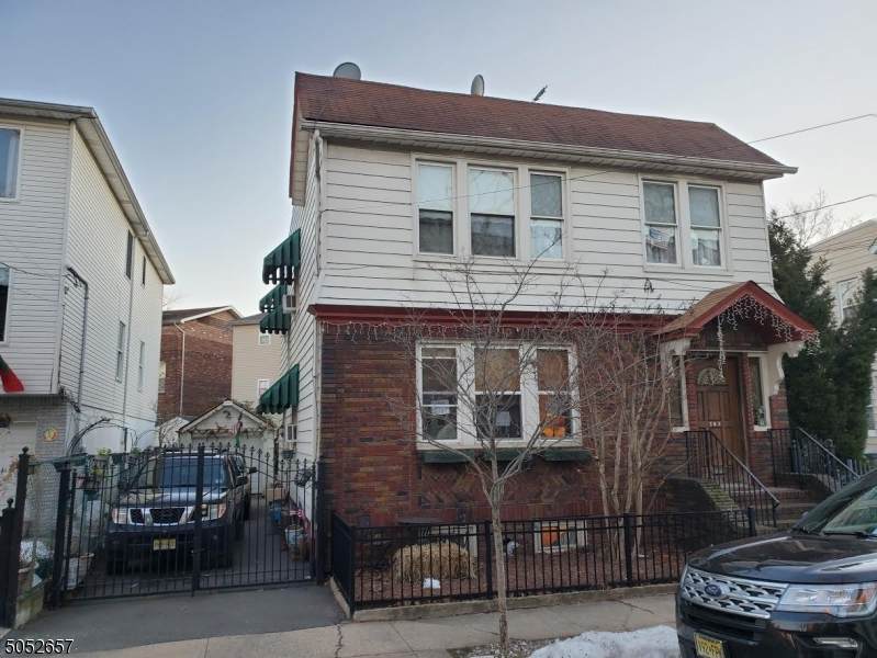 201 Warwick St - Photo 1