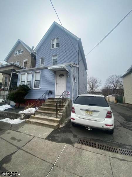 914 E Grand St - Photo 1