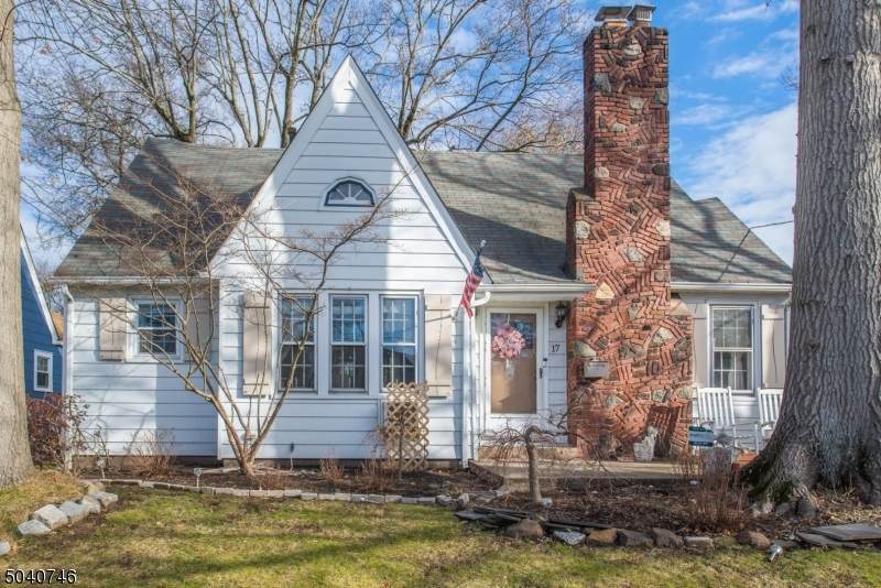 17 Gates Ave - Photo 1