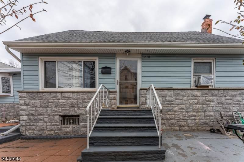 1019 Louisa St - Photo 1