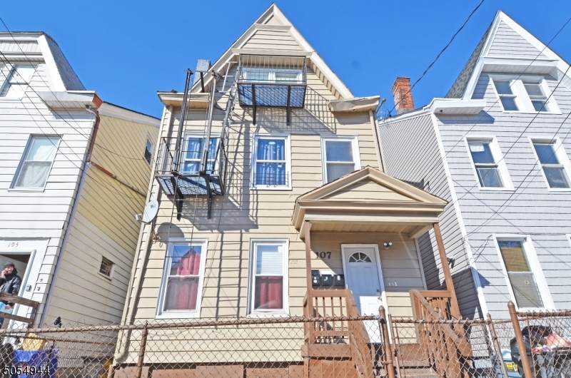 107 Putnam St - Photo 1