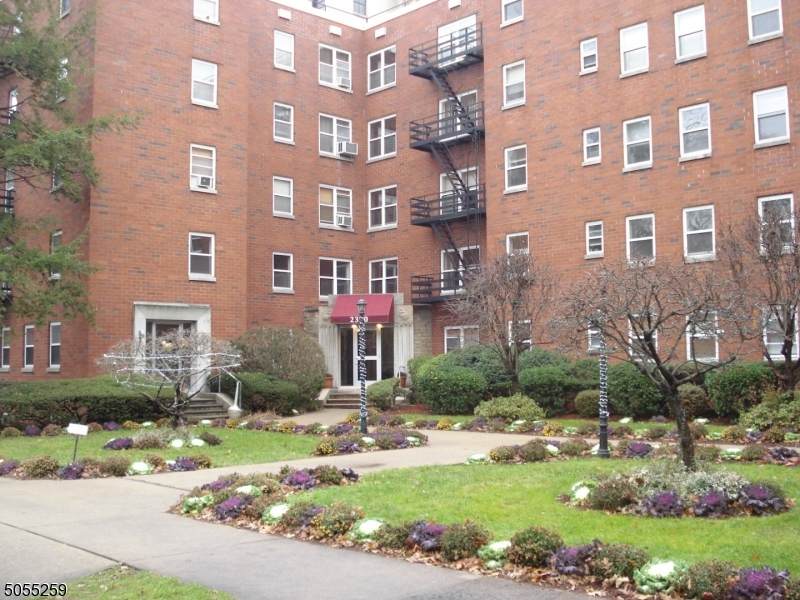 2330 Linwood Ave - Photo 1