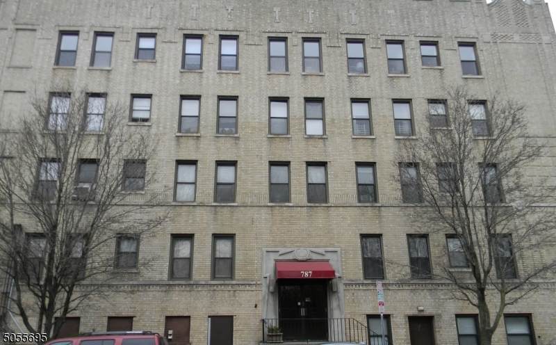 787 Summit Ave - Photo 1