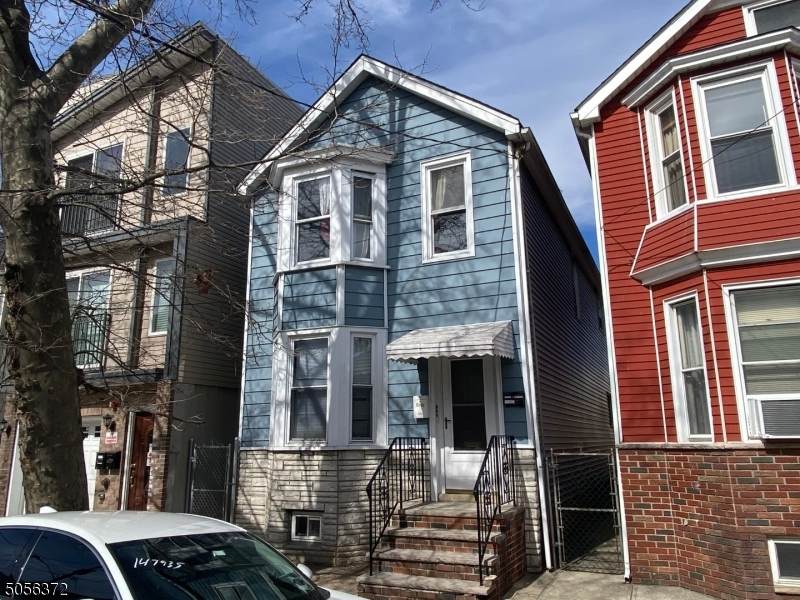 28 Komorn St - Photo 1