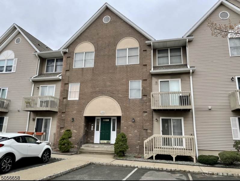 472 Forest St - Photo 1