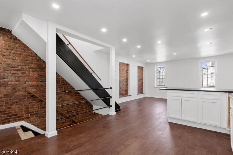 147 Pennsylvania Ave - Photo 1