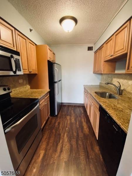 300 Main St, Unit 304 - Photo 1