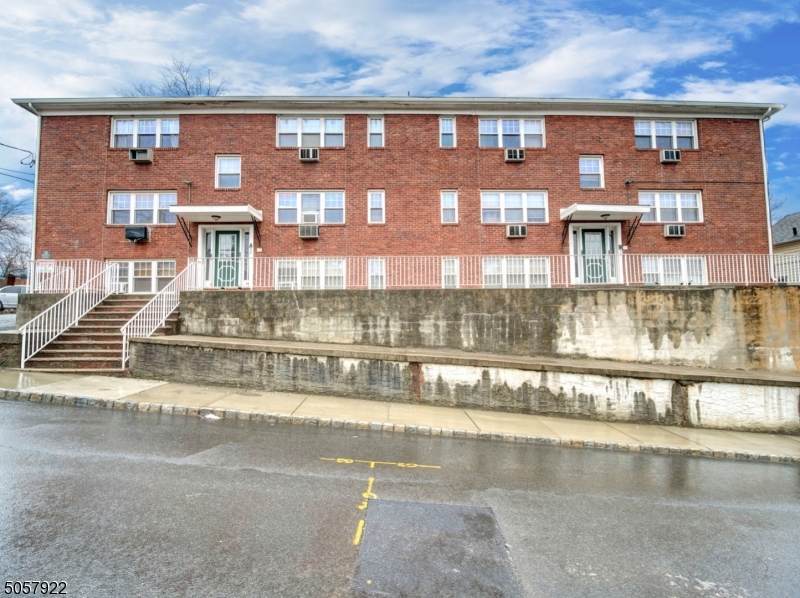 26 Clinton St - Photo 1