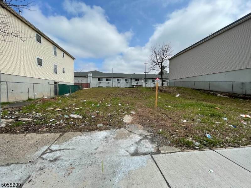 214 Bergen St - Photo 1