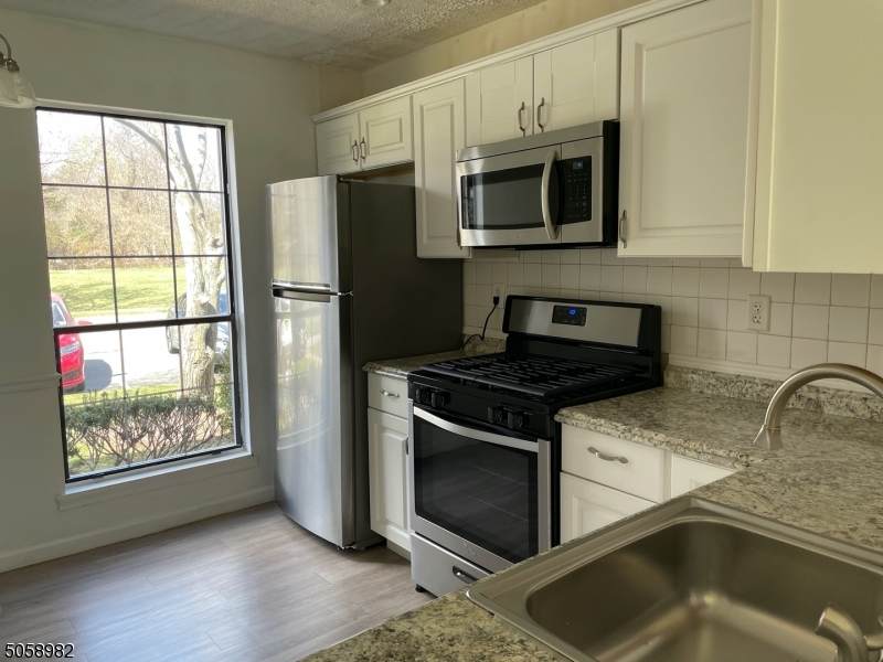 246 Hampshire Ct - Photo 1